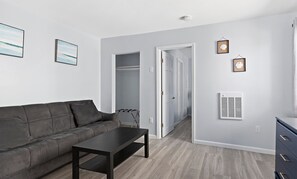 Ferienhaus, 1 Schlafzimmer (Living Room with Futon, Pet Friendly ) | Wohnbereich | 32-Zoll-Flachbildfernseher mit Kabelempfang, Fernseher, DVD-Player