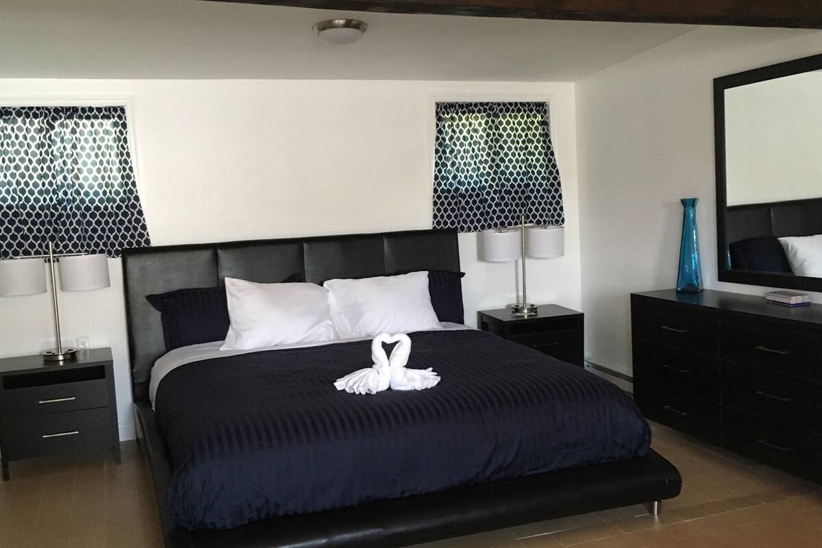 Studio Deluxe, 1 giường cỡ king (No Pets) | Phòng cách âm, bàn ủi/dụng cụ ủi quần áo 