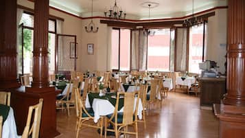 Se sirven desayunos, comidas, cenas y cocina regional