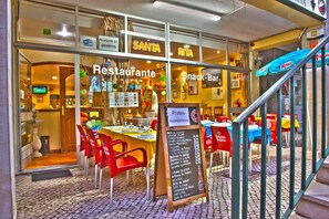 10 restaurants, lunch, dinner served; Regional cuisine