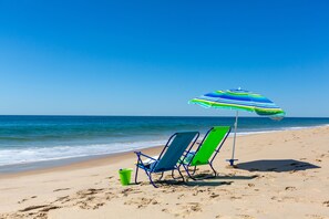 In Strandnähe, Liegestühle, Sonnenschirme, Strandtücher