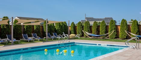 Außenpool (je nach Saison geöffnet), Liegestühle