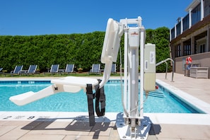 A swimming pool with a diving board and lounge chairs in the background. - Aqualina Inn Montauk (Montauk)