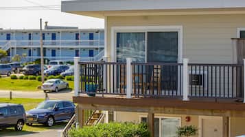 Room, 1 King Bed, Balcony | Iron/ironing board, free WiFi, bed sheets