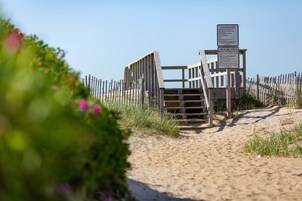 Una playa cerca, sillas reclinables de playa, sombrillas