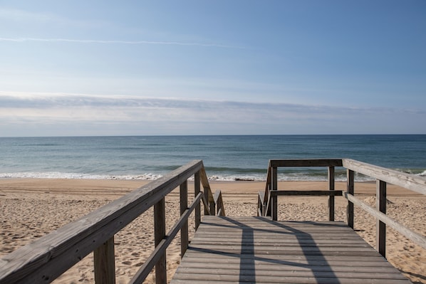 In Strandnähe, Liegestühle, Sonnenschirme, Strandtücher