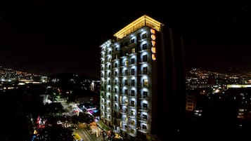 Bagian depan properti - sore/malam