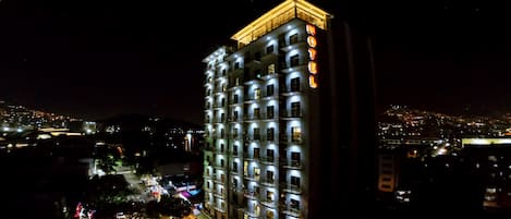 施設の正面 (日没後)