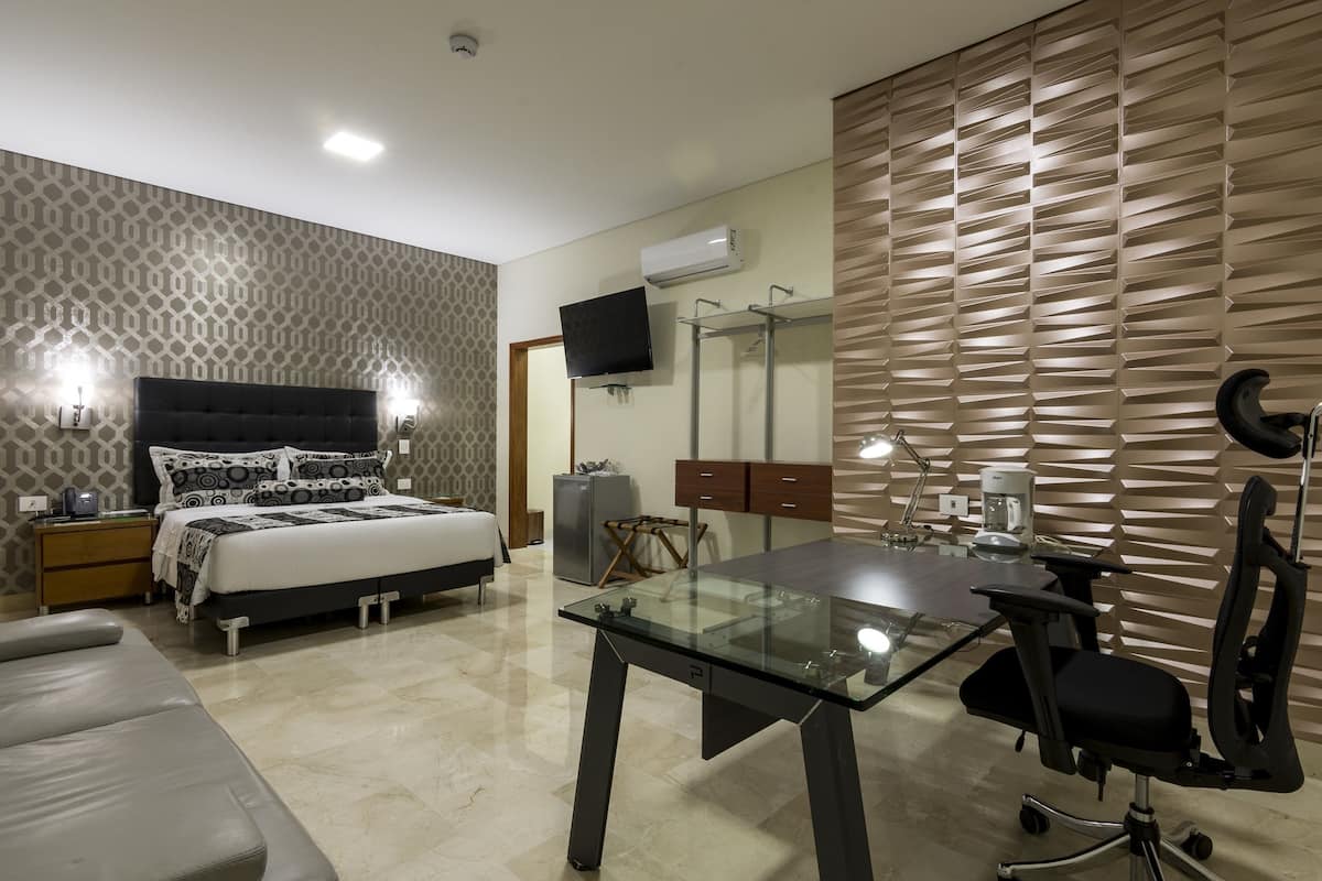 Executive-Zimmer | Hochwertige Bettwaren, Daunenbettdecken, Minibar, Schreibtisch