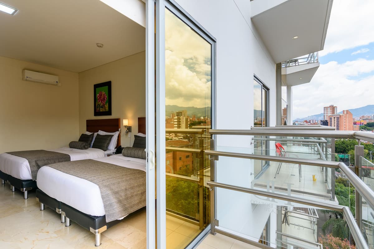 Deluxe-Zimmer, 2 Queen-Betten, Balkon | Hochwertige Bettwaren, Daunenbettdecken, Minibar, Schreibtisch