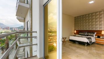 Executive-huone, parveke, kaupunkinäköala | Ylelliset vuodevaatteet, untuvapeitot, minibaari, työpöytä