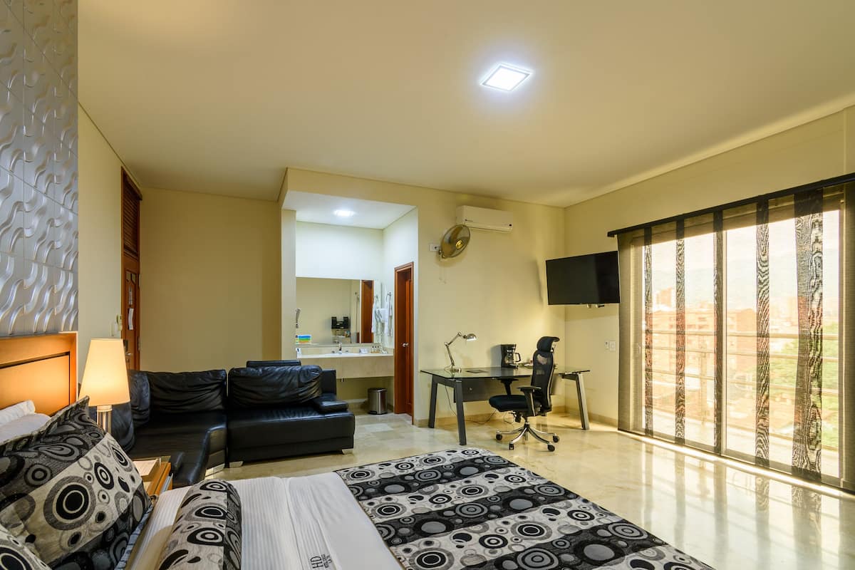 Executive-Zimmer, Balkon, Stadtblick | Hochwertige Bettwaren, Daunenbettdecken, Minibar, Schreibtisch