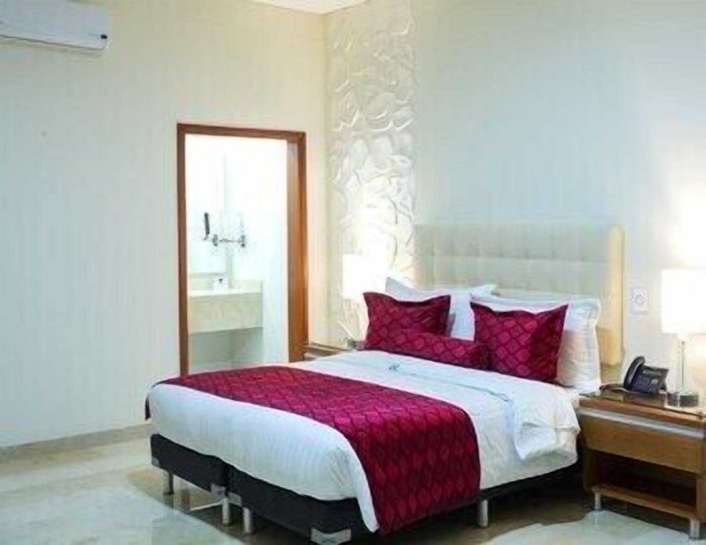 Ylelliset vuodevaatteet, untuvapeitot, minibaari, työpöytä