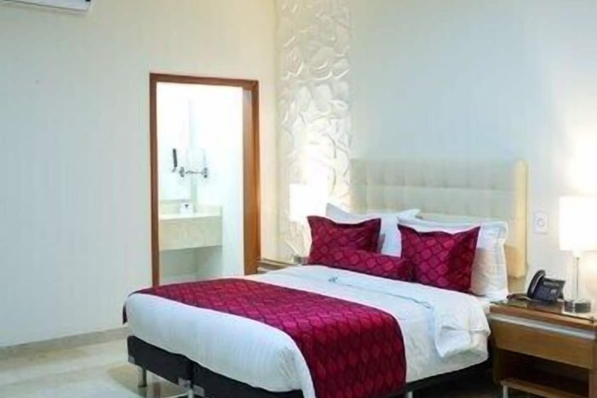 Premium bedding, down comforters, minibar, desk