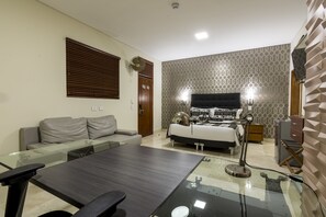 行政客房 | 高档床上用品、羽绒被、迷你吧、办公桌