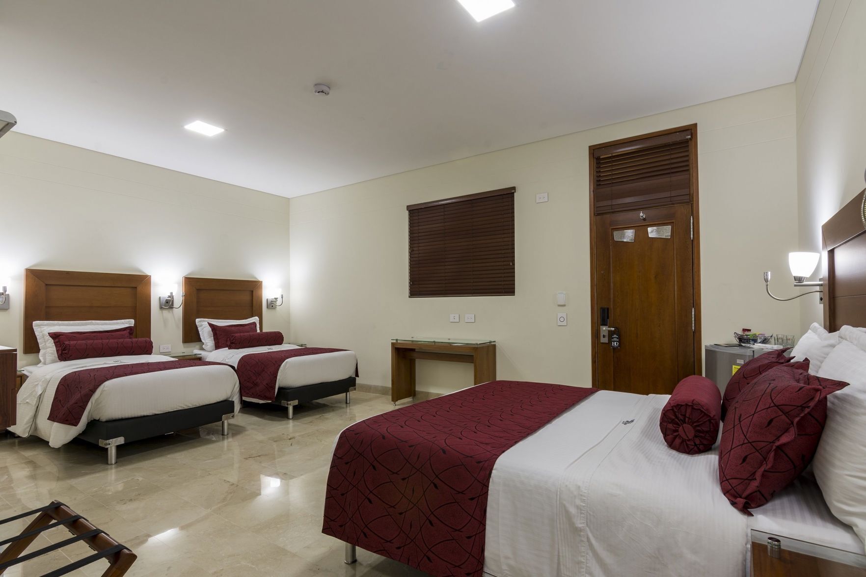 Ylelliset vuodevaatteet, untuvapeitot, minibaari, työpöytä