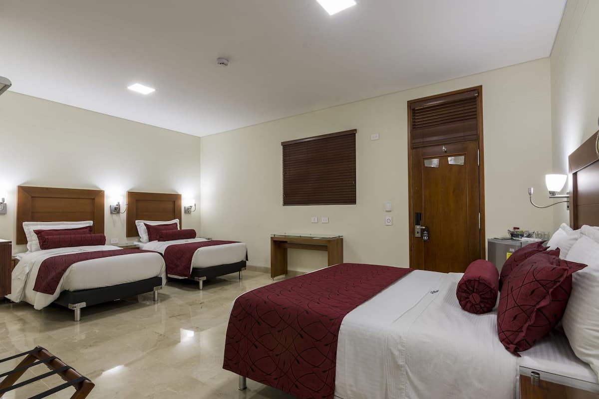 Ylelliset vuodevaatteet, untuvapeitot, minibaari, työpöytä