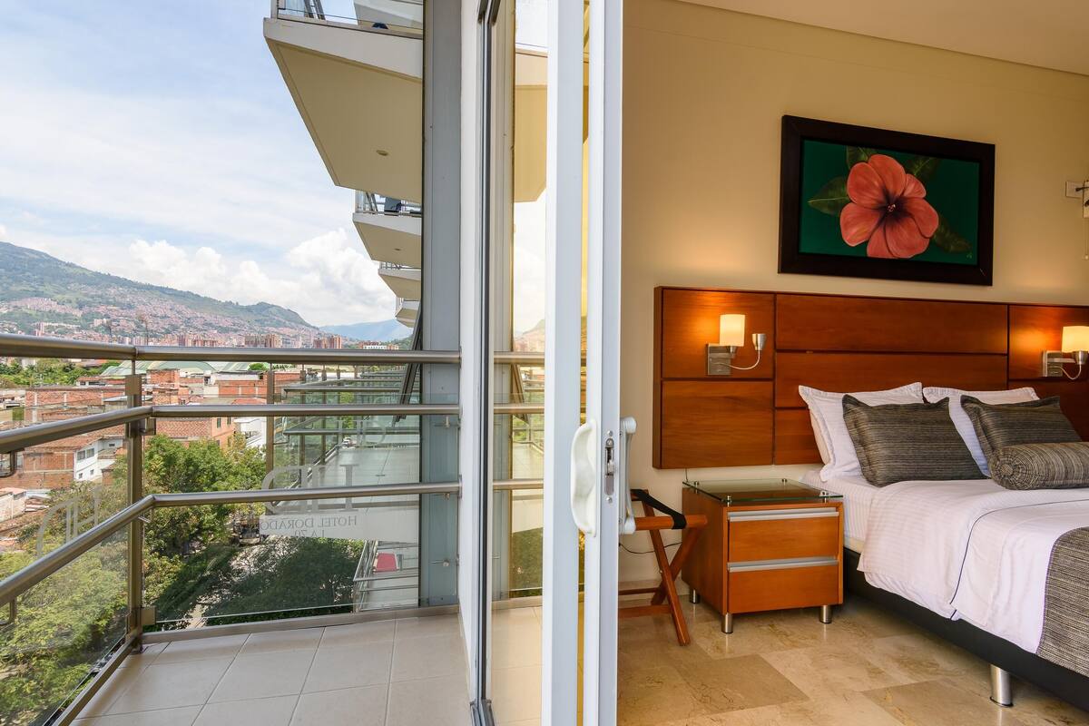Luxe beddengoed, donsdekens, een minibar, een bureau