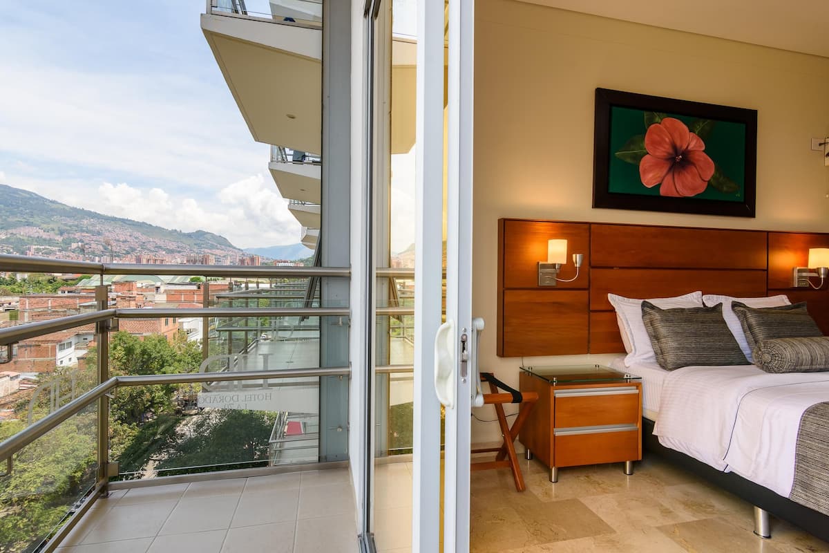 Hochwertige Bettwaren, Daunenbettdecken, Minibar, Schreibtisch
