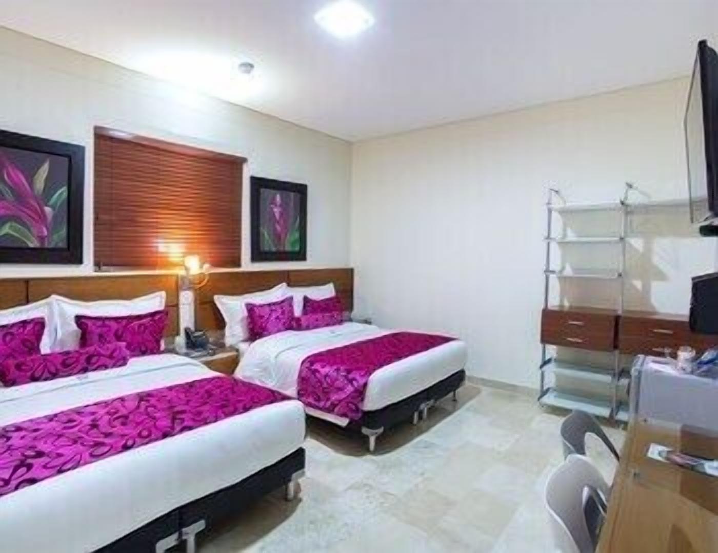 Ylelliset vuodevaatteet, untuvapeitot, minibaari, työpöytä