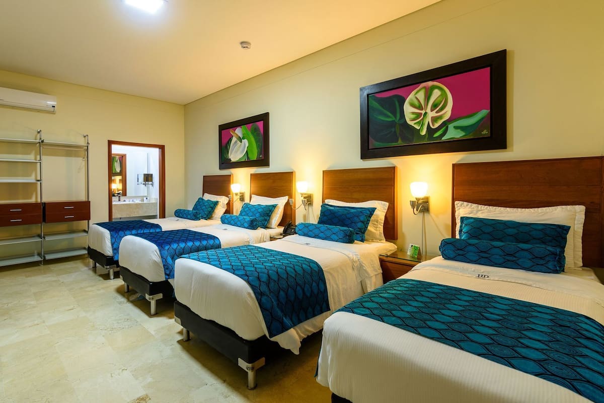 Ylelliset vuodevaatteet, untuvapeitot, minibaari, työpöytä