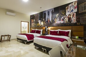 华丽三人房 | 高档床上用品、羽绒被、迷你吧、办公桌