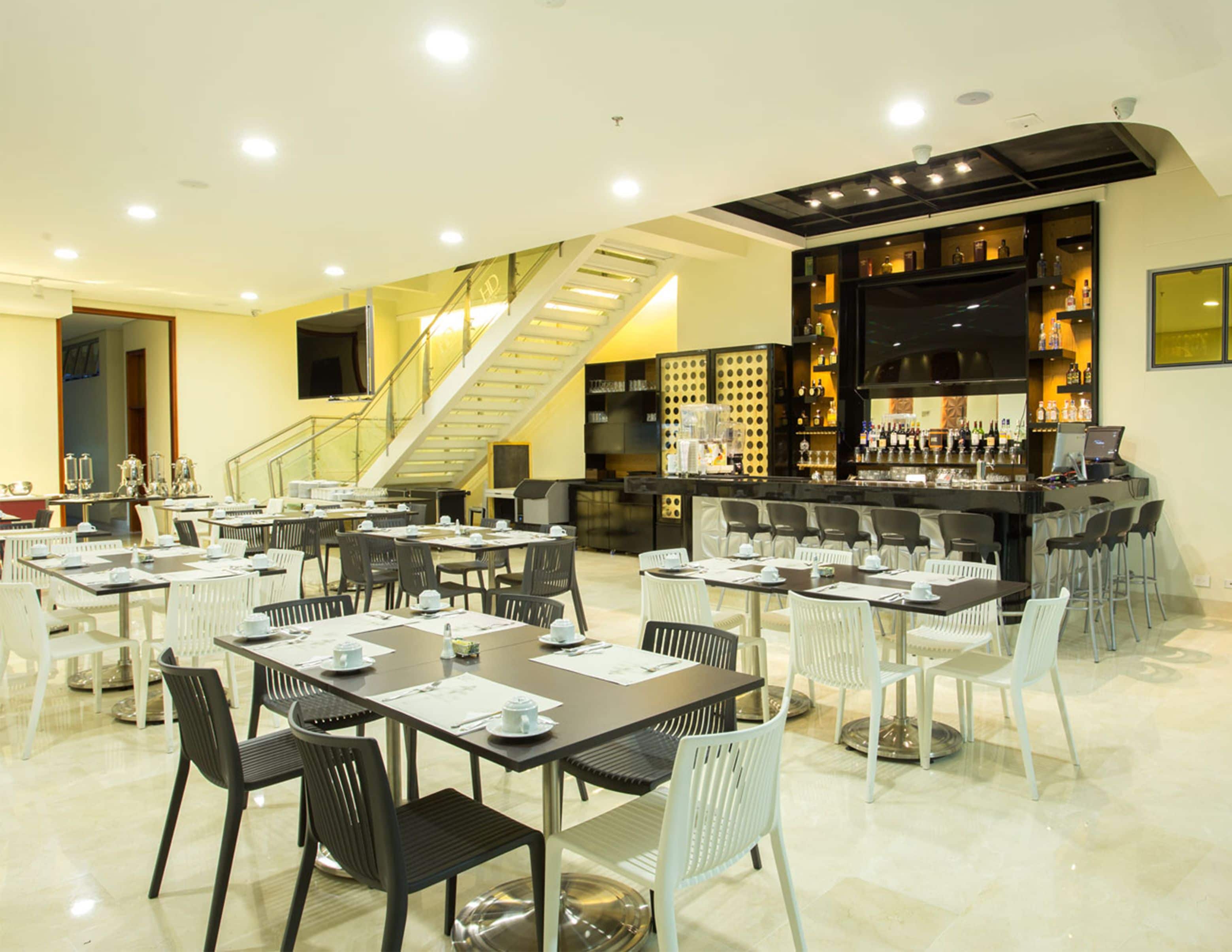 فطور من الأطباق المحلية مجانًا يوميًا