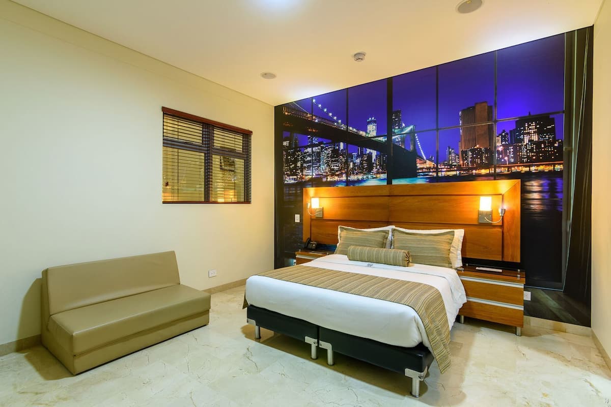 Ylelliset vuodevaatteet, untuvapeitot, minibaari, työpöytä