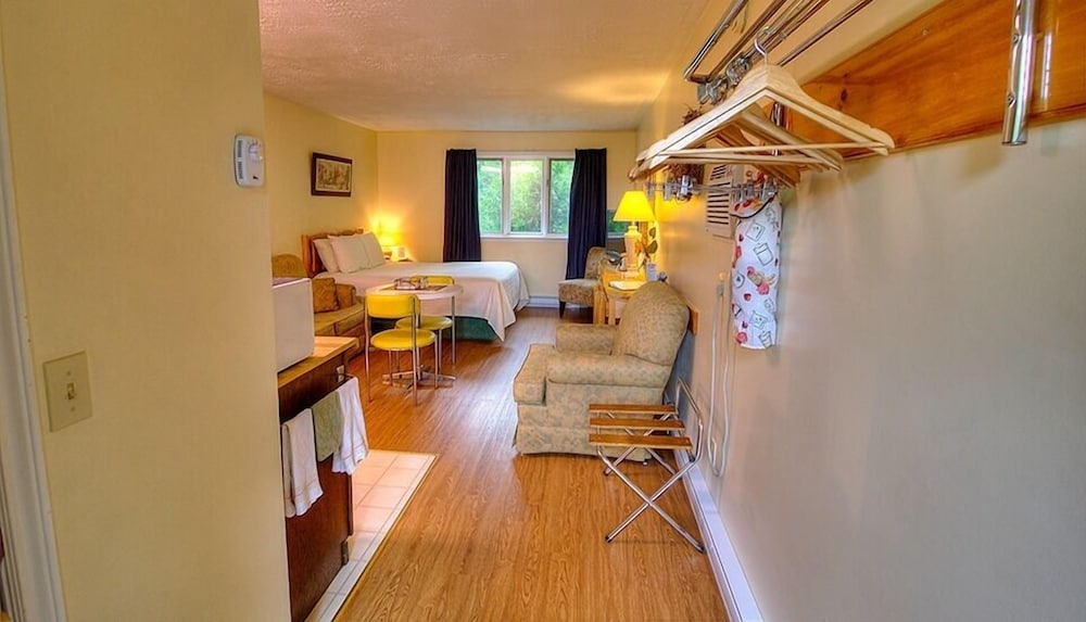 Picket Fence Motel by null