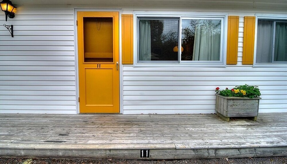 Picket Fence Motel by null