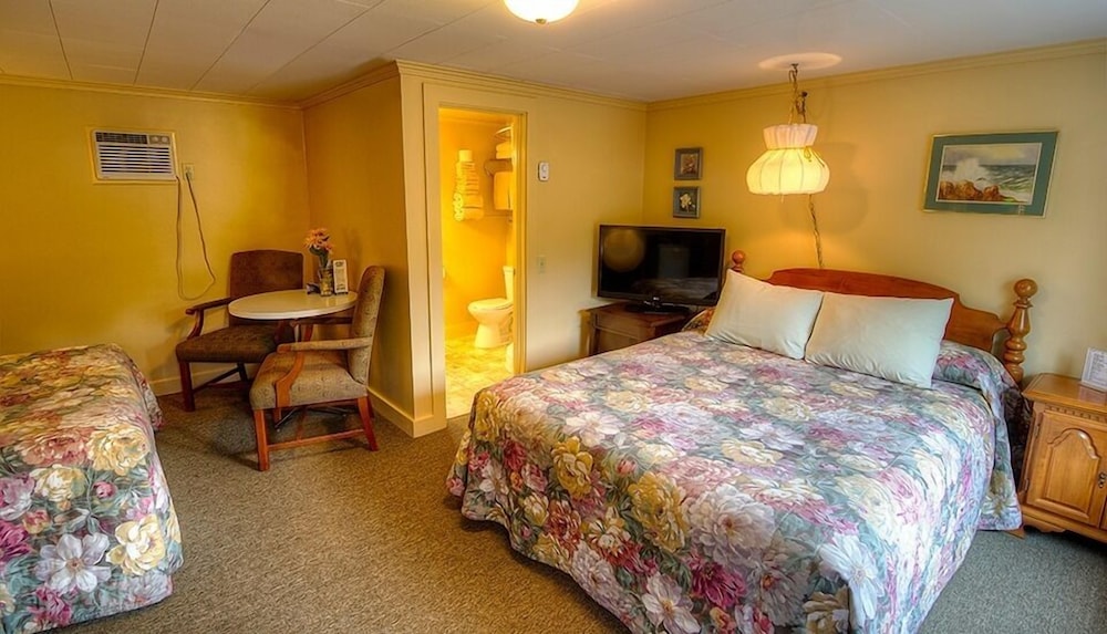 Picket Fence Motel by null