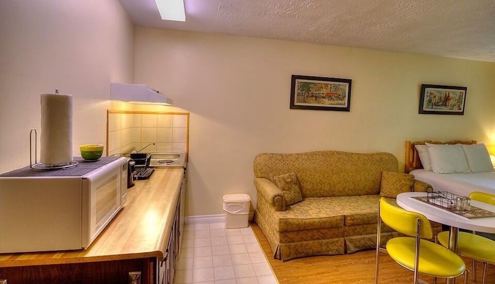 Picket Fence Motel by null