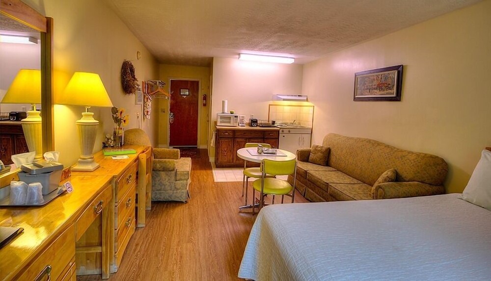 Picket Fence Motel by null