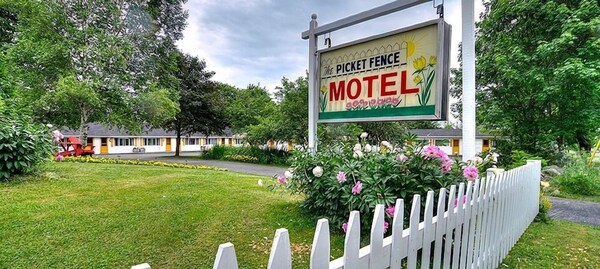 Picket Fence Motel - New Brunswick