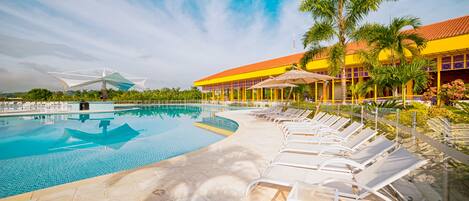 2 outdoor pools, pool loungers