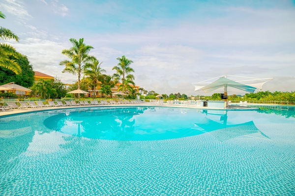 2 piscinas al aire libre, sillones reclinables de piscina