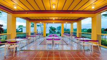 Breakfast, lunch, dinner served; international cuisine