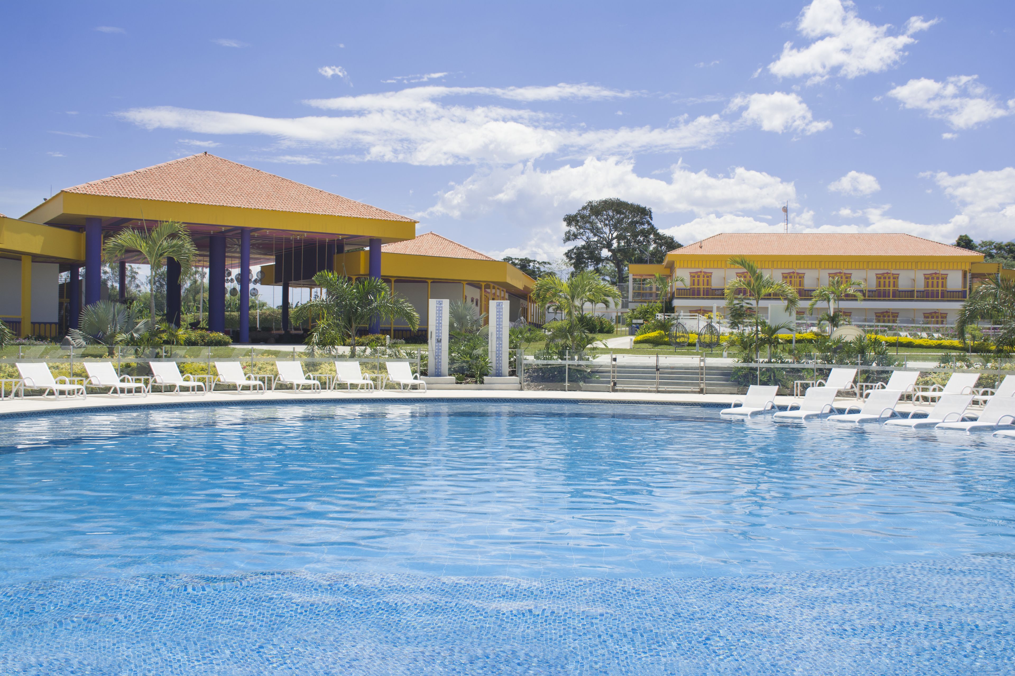 2 piscinas al aire libre, sillones reclinables de piscina