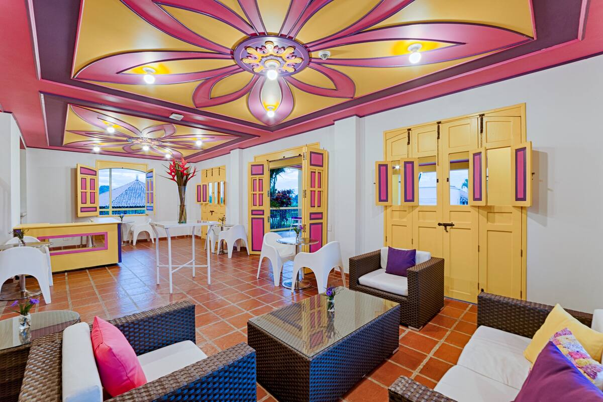 breakfast, lunch, dinner served; international cuisine