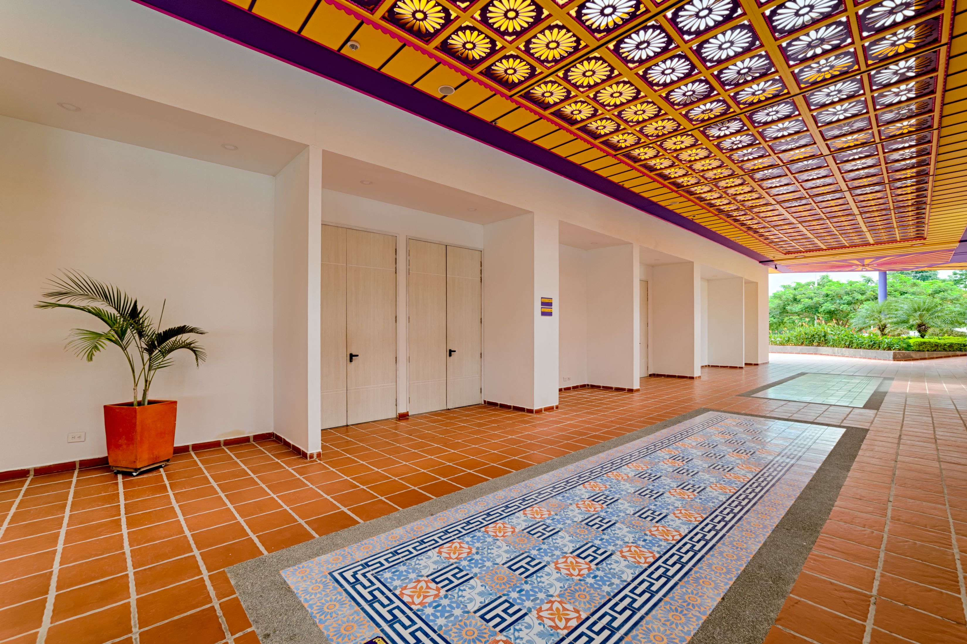 2 bars/lounges, poolside bar