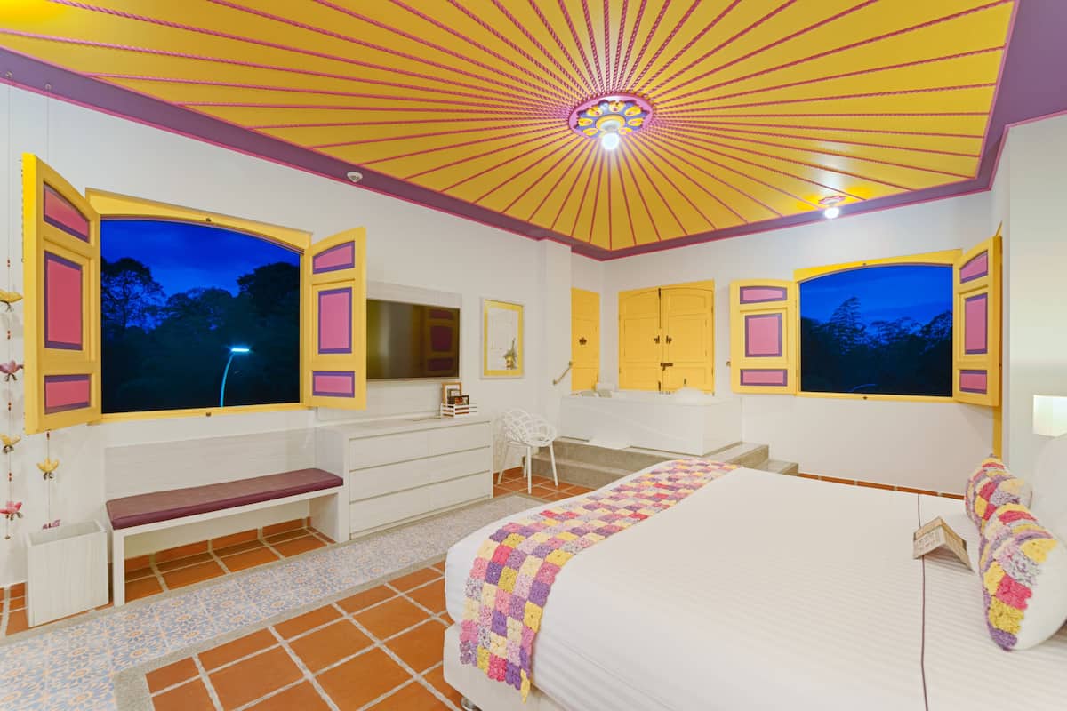 Suite, 1 King Bed | Garden view