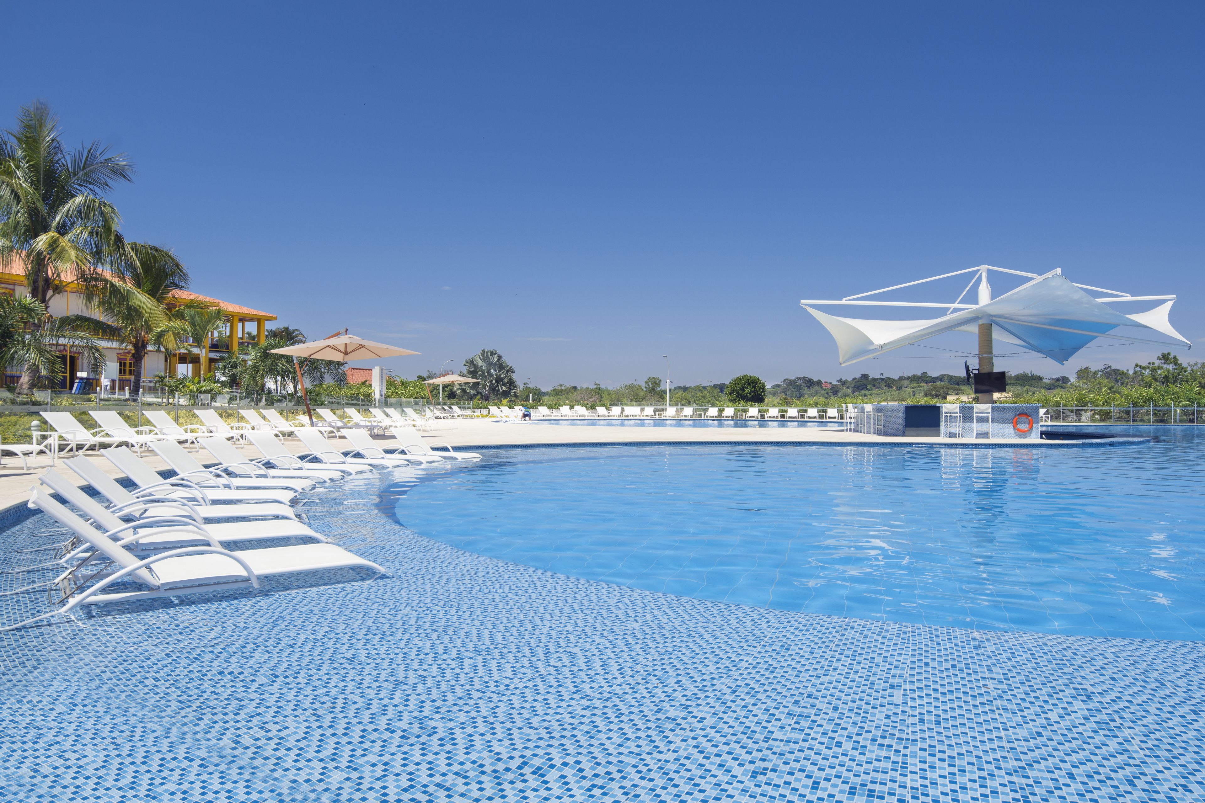 2 outdoor pools, pool loungers