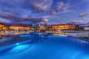 2 室外游泳池，日光浴躺椅