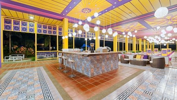 供應早餐、午餐和晚餐,國際料理