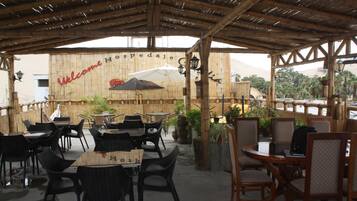 Café da manhã completo grátis todos os dias