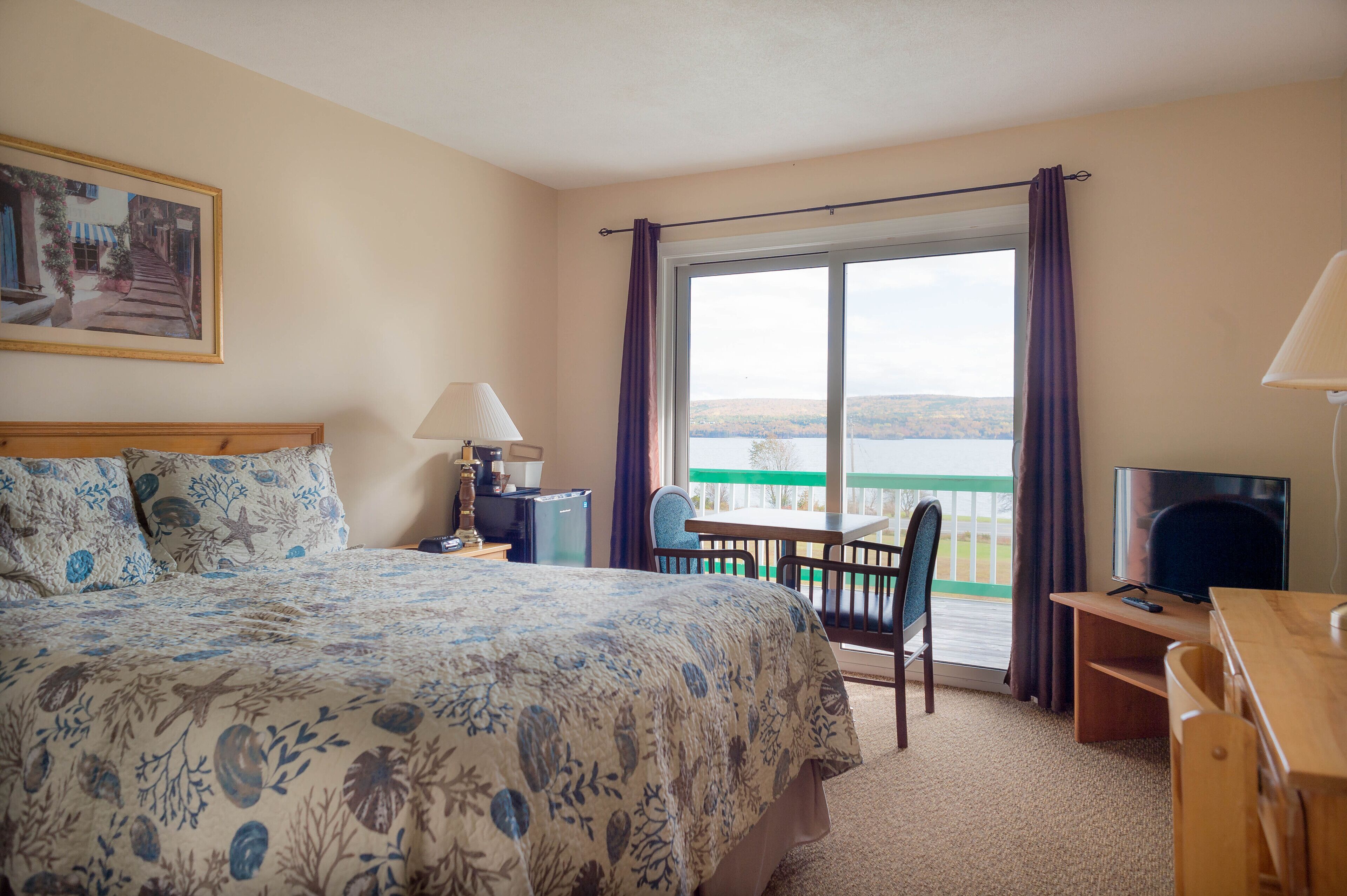 Chambre, 1 grand lit | Bureau, accès au Wi-Fi (inclus), literie fournie