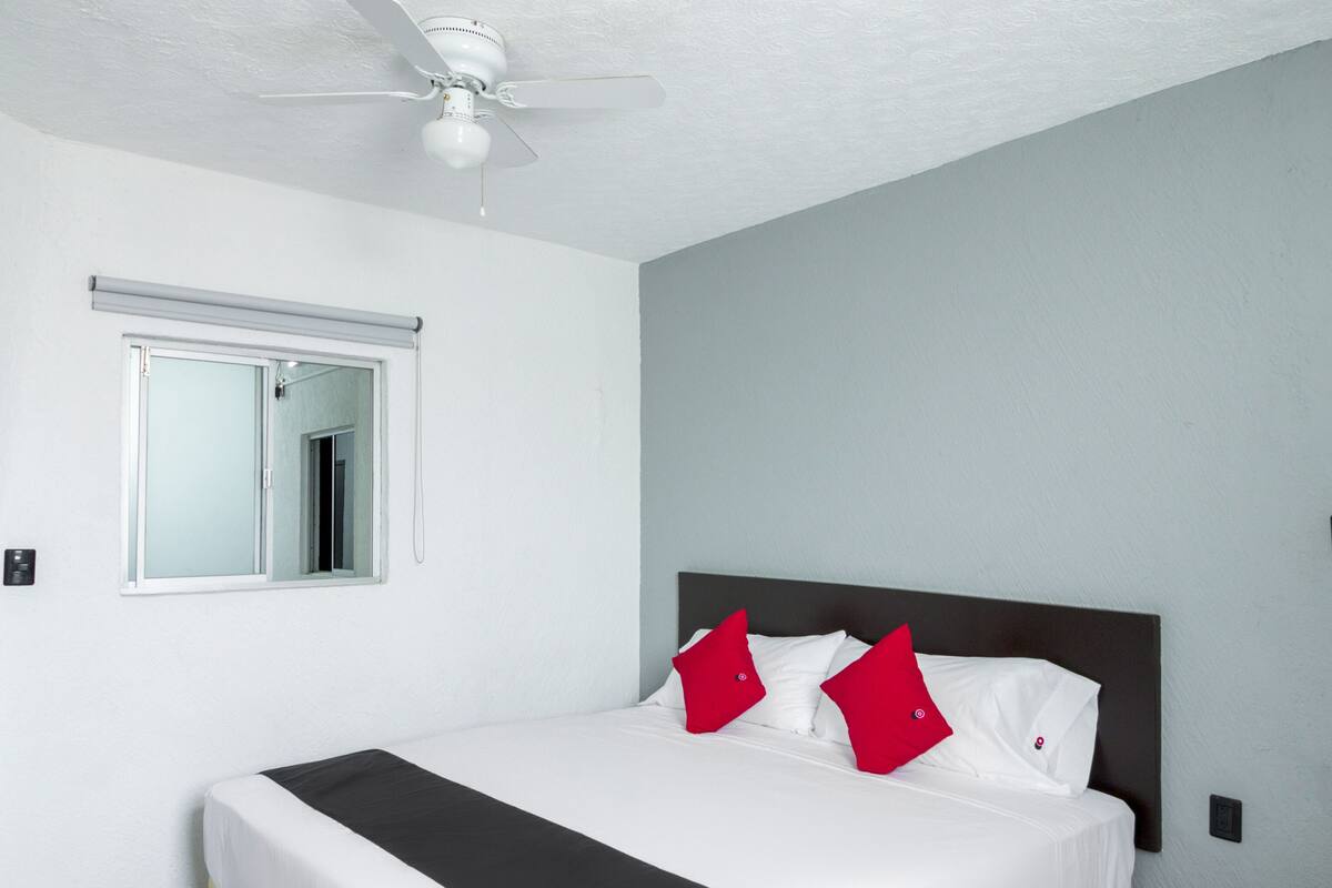 Superior Room | Desk, iron/ironing board, WiFi (free), bed sheets