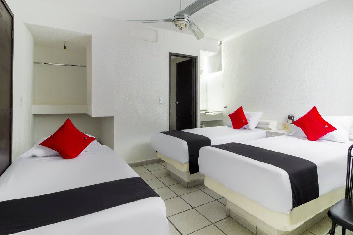 Standard Triple Room | Desk, iron/ironing board, WiFi (free), bed sheets