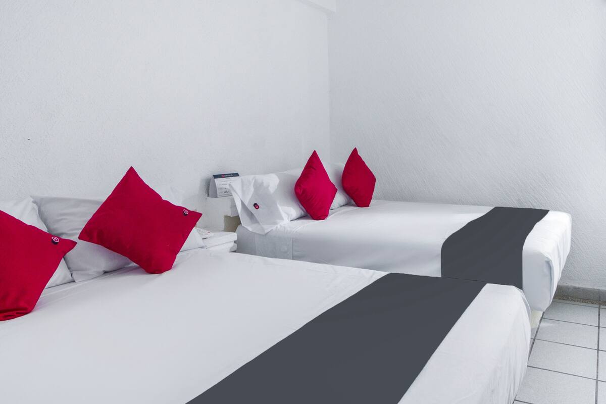 Family Room | Desk, iron/ironing board, WiFi (free), bed sheets