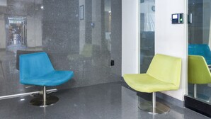 Lobby sitting area - Hotel Plaza Premier (León)